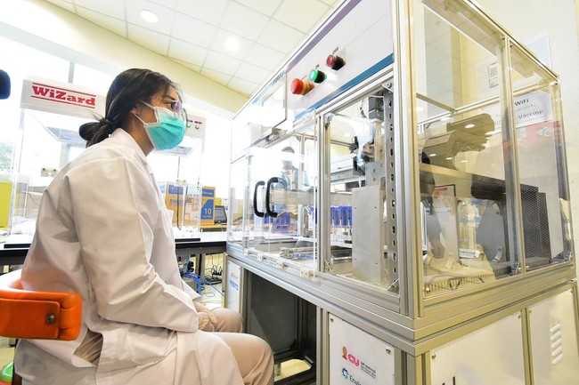 Thái Lan phát triển robot rút vaccine - Ảnh 1.
