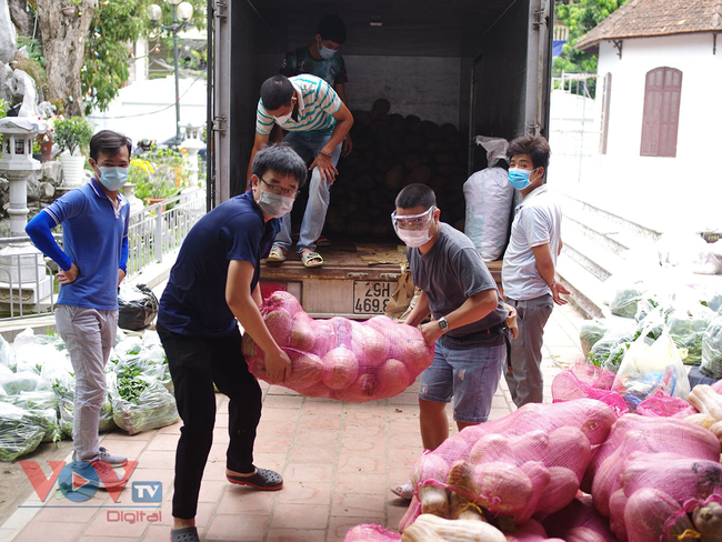 Đồng bào công giáo chung tay hỗ trợ người dân bị ảnh hưởng dịch Covid-19 - Ảnh 4.