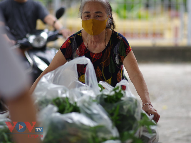 Đồng bào công giáo chung tay hỗ trợ người dân bị ảnh hưởng dịch Covid-19 - Ảnh 8.