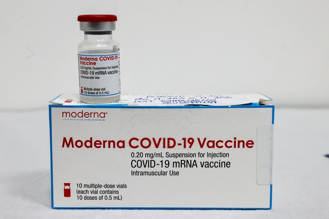 Moderna đề nghị FDA cấp phép chính thức cho vaccine của hãng - Ảnh 1.