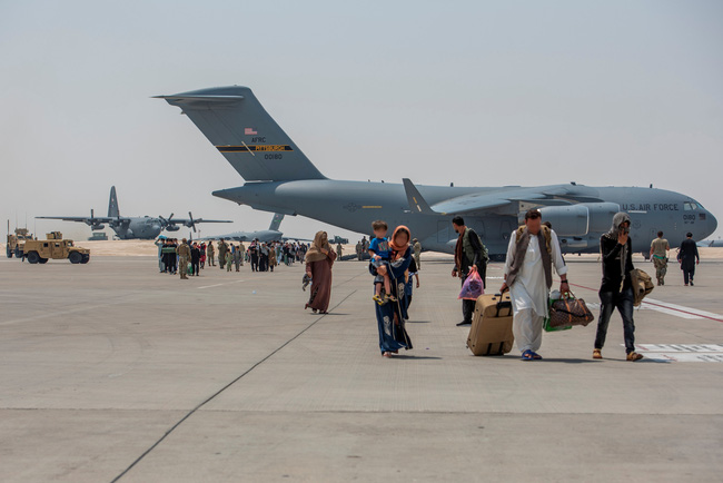 Người có giấy tờ hợp lệ có thể rời Afghanistan trên các chuyến bay thương mại sau ngày 31/8 - Ảnh 2.