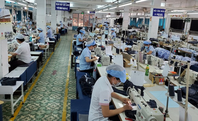 Việt Nam trở thành nhà xuất khẩu hàng may mặc lớn thứ hai thế giới - Ảnh 1.