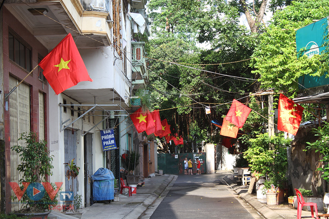 Hà Nội: Chung cư, các con ngõ treo cờ Tổ quốc chào mừng Quốc khánh 2/9 - Ảnh 17.
