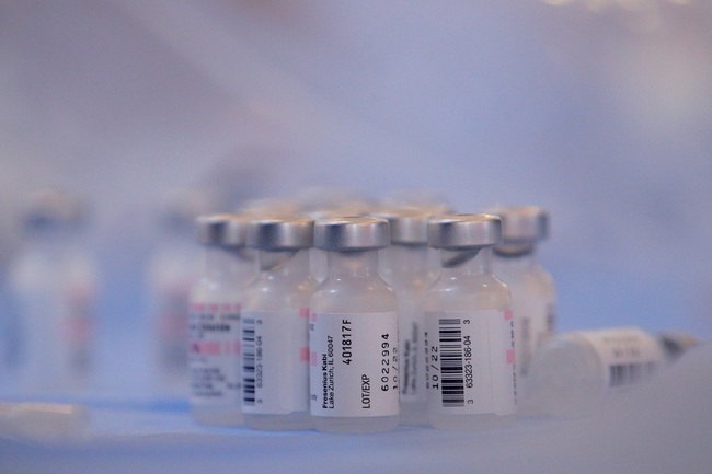 FDA dự kiến phê duyệt đầy đủ cho vaccine của Pfizer/BioNtech vào tháng 9 - Ảnh 1.