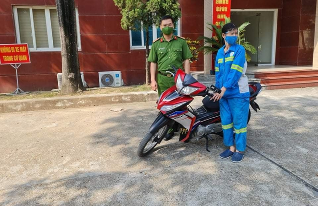 Công an tặng xe máy mới cho nữ lao công bị cướp ở Hà Nội - Ảnh 1.