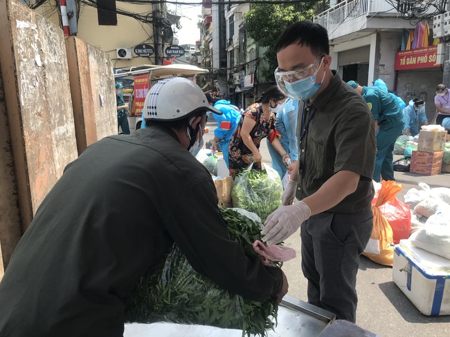 Hà Nội: Không để những người dân trong vùng phong tỏa thiếu lương thực - Ảnh 1.