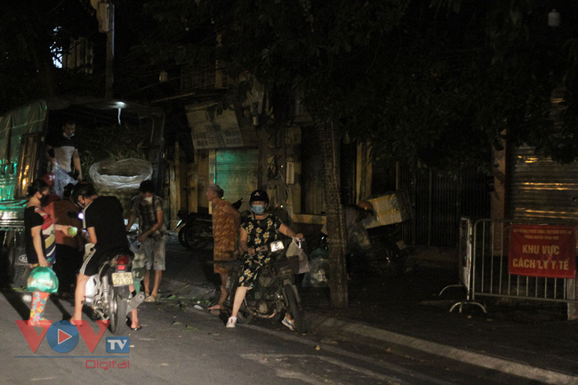 Tiểu thương xuống đường buôn bán sau khi chợ Long Biên phong toả - Ảnh 22.