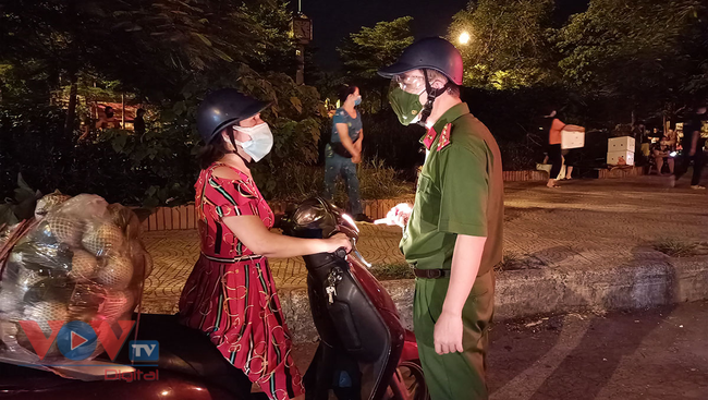 Tiểu thương xuống đường buôn bán sau khi chợ Long Biên phong toả - Ảnh 13.