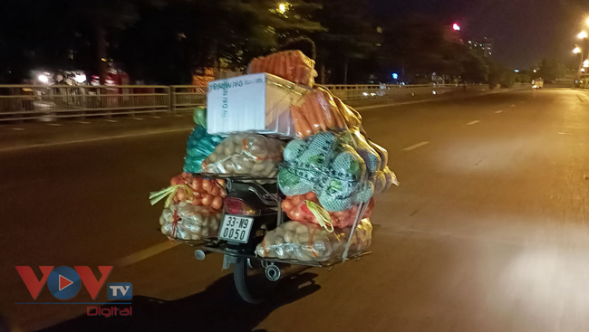 Tiểu thương xuống đường buôn bán sau khi chợ Long Biên phong toả - Ảnh 11.