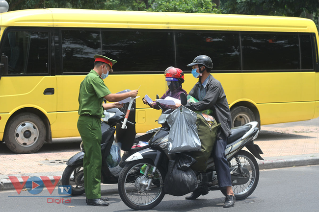 Hà Nội: Vẫn nhiều trường hợp người dân ra đường không lý do chính đáng - Ảnh 39.