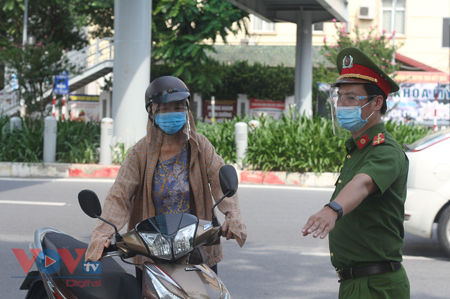 Hà Nội: Vẫn nhiều trường hợp người dân ra đường không lý do chính đáng - Ảnh 34.