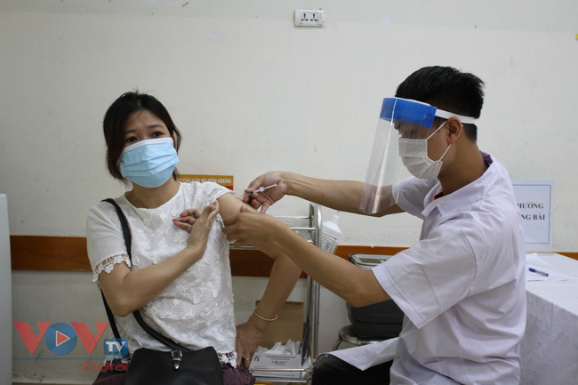 Hà Nội khẩn tìm người đến điểm tiêm chủng vaccine Covid-19 tại trường THCS Trưng Vương - Ảnh 1.