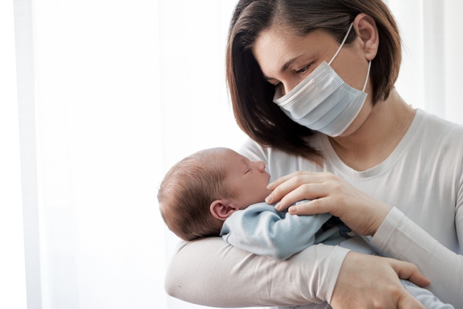 Tiêm vaccine hay mắc COVID-19 vẫn an toàn khi nuôi con bằng sữa mẹ - Ảnh 1.