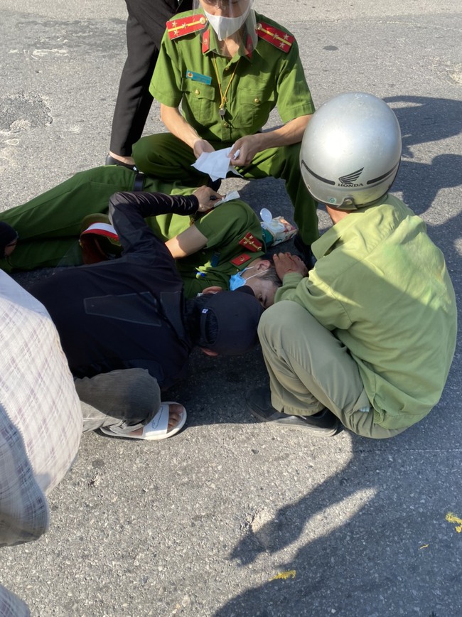 Hà Nội: Thanh niên cố tình đâm xe vào lực lượng làm nhiệm vụ để thông chốt - Ảnh 1.