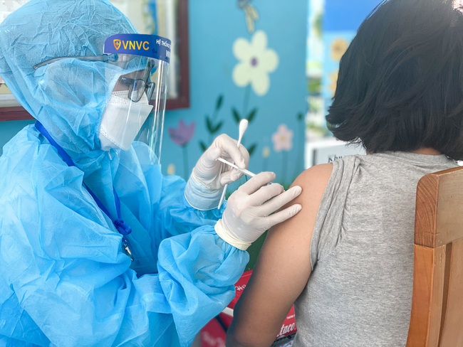 Thêm gần 600.000 liều vaccine AstraZeneca về Tân Sơn Nhất - Ảnh 2.