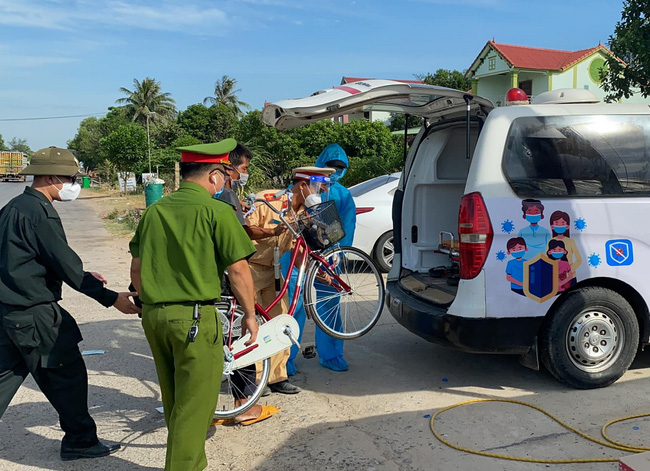 Nhiều người đi bộ về quê được người dân Quảng Bình hỗ trợ xe miễn phí đưa về tận nhà - Ảnh 3.