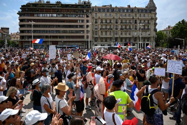 Pháp: Biểu tình chống giấy thông hành y tế bước sang tuần thứ 4, ngày càng đông người tham gia  - Ảnh 1.