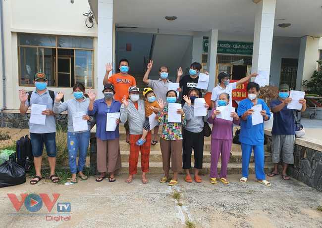 vov_ Một số bệnh nhân Covid-19 tại tỉnh Phú Yên được chữa khỏi bệnh và cho xuất viện.jpg
