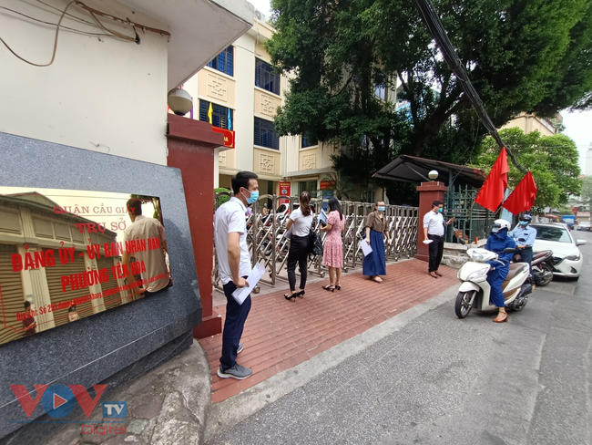 Hà Nội yêu cầu người ra đường xuất trình lịch làm việc, UBND phường quá tải - Ảnh 9.