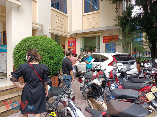 Hà Nội yêu cầu người ra đường xuất trình lịch làm việc, UBND phường quá tải - Ảnh 4.