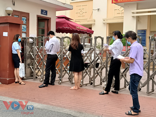 Hà Nội yêu cầu người ra đường xuất trình lịch làm việc, UBND phường quá tải - Ảnh 11.