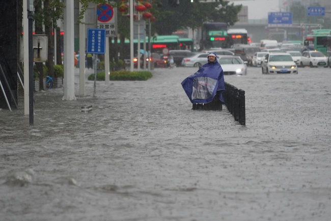 Trung Quốc: Bắc Kinh hủy gần 1400 chuyến bay, Tứ Xuyên hơn 120.000 người bị ảnh hưởng vì mưa lớn - Ảnh 1.