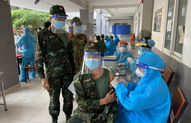 TP.HCM: Tiêm vaccine mũi 2 ngừa COVID-19 cho toàn bộ chiến sĩ Quân đoàn 4 làm nhiệm vụ ở 'vùng đỏ' - Ảnh 2.