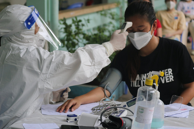 Hơn 2 triệu liều vaccine AstraZeneca về sân bay Tân Sơn Nhất - Ảnh 2.