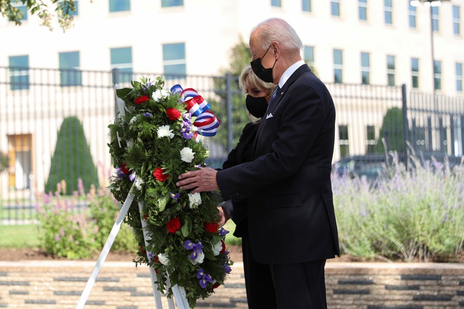 Tổng thống Joe Biden kêu gọi nước Mỹ đoàn kết nhân dịp kỷ niệm 20 năm cuộc tấn công khủng bố 11/09 - Ảnh 2.
