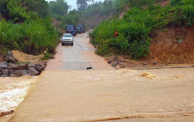 Quảng Nam: Mưa lớn gây cô lập nhiều xã vùng cao huyện Phước Sơn - Ảnh 5.