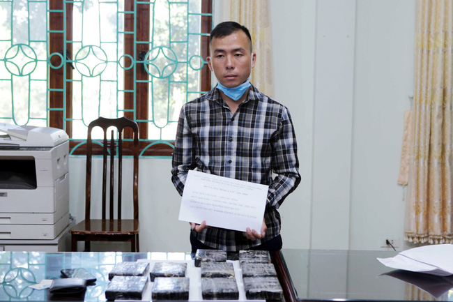 Lai Châu: Bắt giữ đối tượng vận chuyển, mua bán 10 bánh heroin - Ảnh 1.