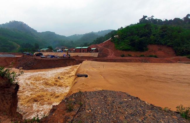 Quảng Nam: Mưa lớn gây cô lập nhiều xã vùng cao huyện Phước Sơn - Ảnh 1.