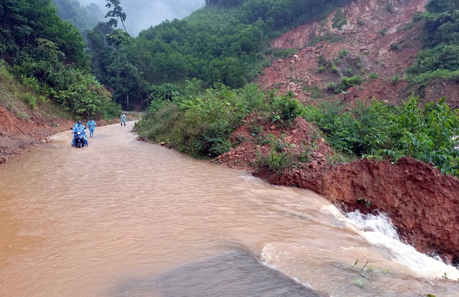 Quảng Nam: Mưa lớn gây cô lập nhiều xã vùng cao huyện Phước Sơn - Ảnh 8.