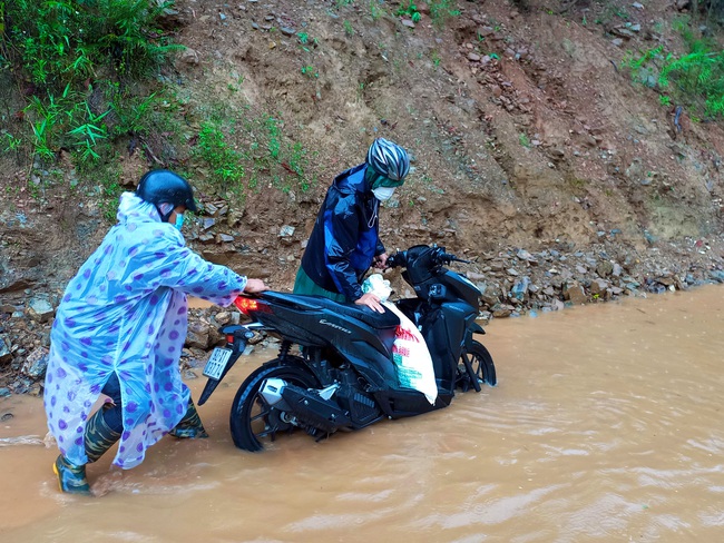 Quảng Nam: Mưa lớn gây cô lập nhiều xã vùng cao huyện Phước Sơn - Ảnh 9.