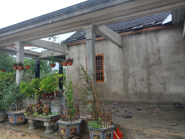 Thừa Thiên Huế: Hàng chục nhà dân bị tốc mái do ảnh hưởng của bão số 5 - Ảnh 1.