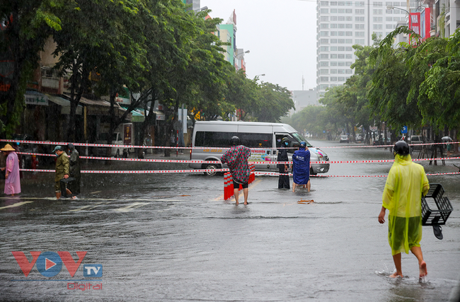 Đà Nẵng: Mưa lớn cả ngày đường phố ngập cục bộ đi lại khó khăn - Ảnh 18.