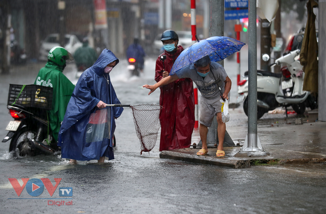 Đà Nẵng: Mưa lớn cả ngày đường phố ngập cục bộ đi lại khó khăn - Ảnh 16.