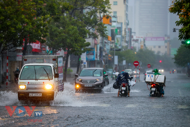 Đà Nẵng: Mưa lớn cả ngày đường phố ngập cục bộ đi lại khó khăn - Ảnh 8.