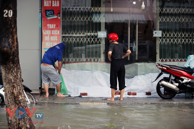 Đà Nẵng: Mưa lớn cả ngày đường phố ngập cục bộ đi lại khó khăn - Ảnh 6.
