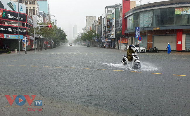 Đà Nẵng: Mưa lớn cả ngày đường phố ngập cục bộ đi lại khó khăn - Ảnh 3.