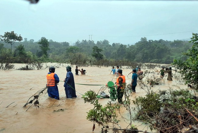Thừa Thiên Huế: Vẫn còn 12 người đi rừng ở huyện Nam Đông chưa liên lạc được - Ảnh 1.