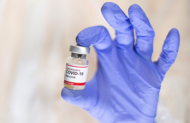 Nhật Bản sẽ sớm xem xét tiêm vaccine Covid-19 mũi thứ ba cho toàn dân - Ảnh 1.