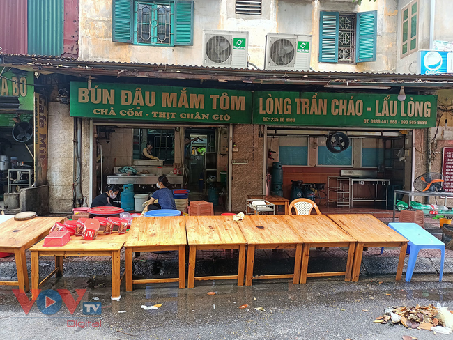 Người dân Hà Nội bắt đầu được ra đường mua đồ ăn mang về - Ảnh 19.