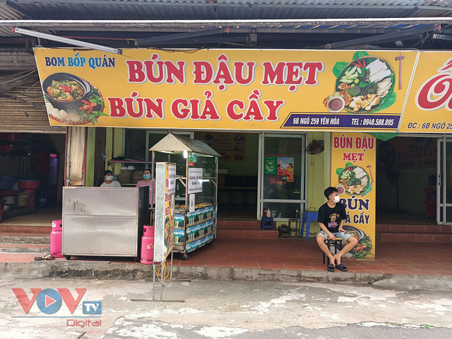 Người dân Hà Nội bắt đầu được ra đường mua đồ ăn mang về - Ảnh 18.