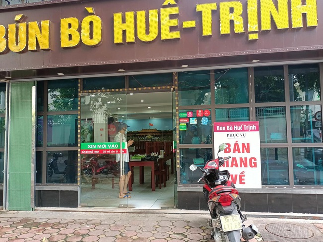 Thành phố Hà Nội yêu cầu bắt buộc các nhà hàng, quán ăn, cơ sở kinh doanh phải tạo điểm quét QR Code khi mở cửa. Ảnh: Anh Văn