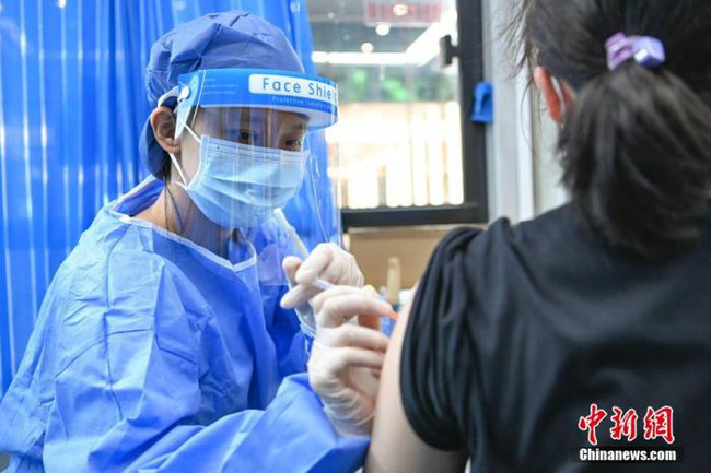 Trung Quốc: Hơn 1 tỷ người tiêm đủ mũi vaccine, hướng tới nhóm dưới 12 tuổi - Ảnh 1.