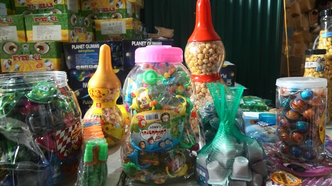 Hà Nội: Phát hiện kho hàng chứa hàng ngàn sản phẩm bánh kẹo, thực phẩm dinh dưỡng nhập lậu - Ảnh 4.