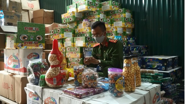 Hà Nội: Phát hiện kho hàng chứa hàng ngàn sản phẩm bánh kẹo, thực phẩm dinh dưỡng nhập lậu - Ảnh 2.