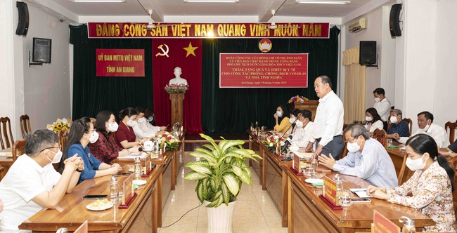 Phó Chủ tịch nước Võ Thị Ánh Xuân trao quà hỗ trợ công tác phòng, chống dịch tại An Giang - Ảnh 2.