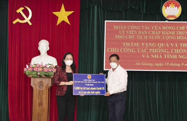 Phó Chủ tịch nước Võ Thị Ánh Xuân trao quà hỗ trợ công tác phòng, chống dịch tại An Giang - Ảnh 1.
